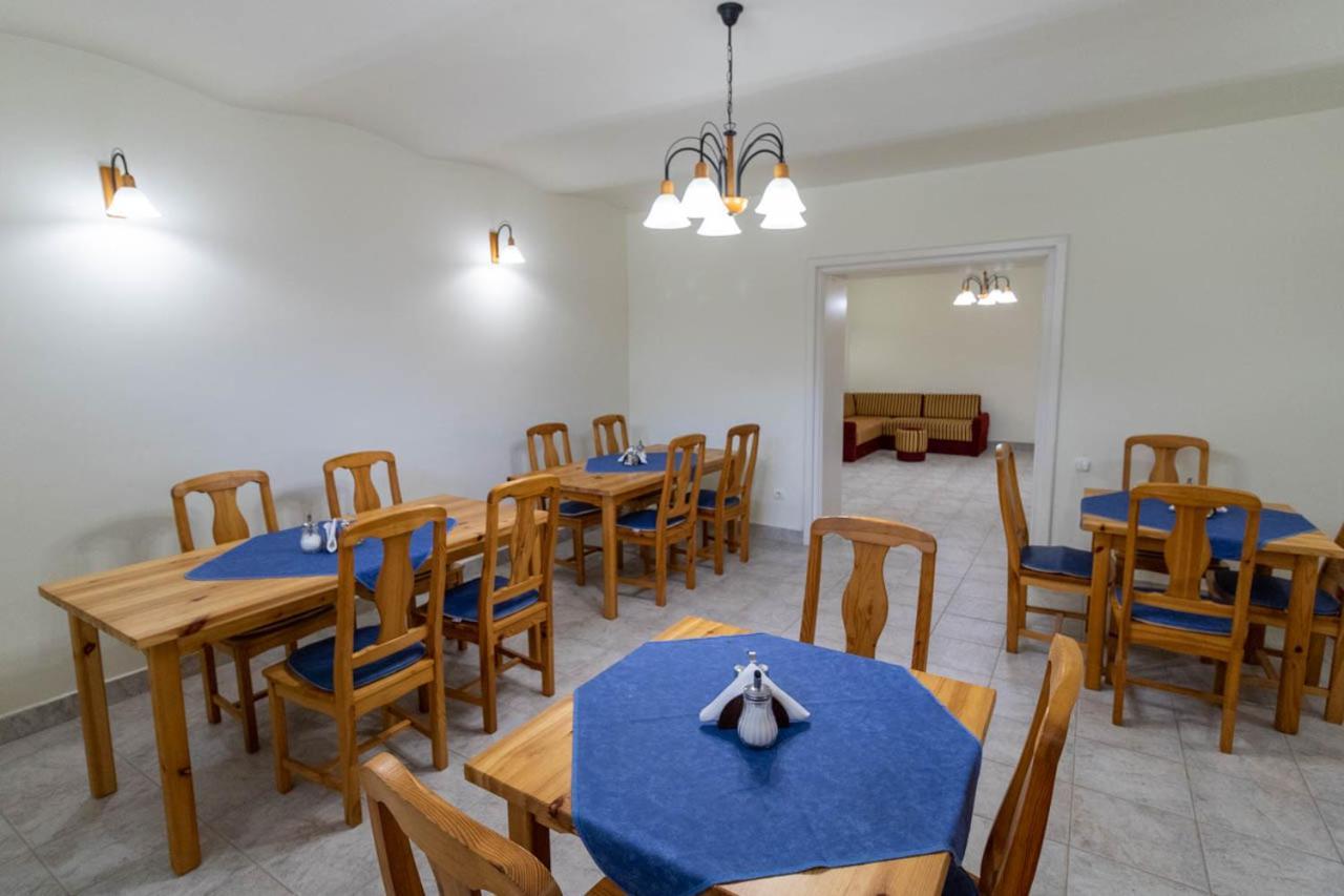 Montana-Ederics Vendeghaz Hotel บาลาโตเนเดริช ภายนอก รูปภาพ